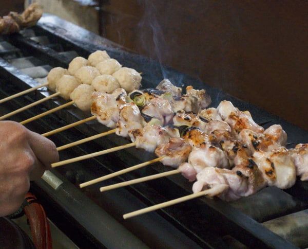 焼き鳥を焼く手